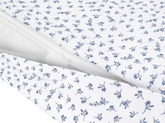 Bavlněný povlak na polštář - modré kvítí na bílé
